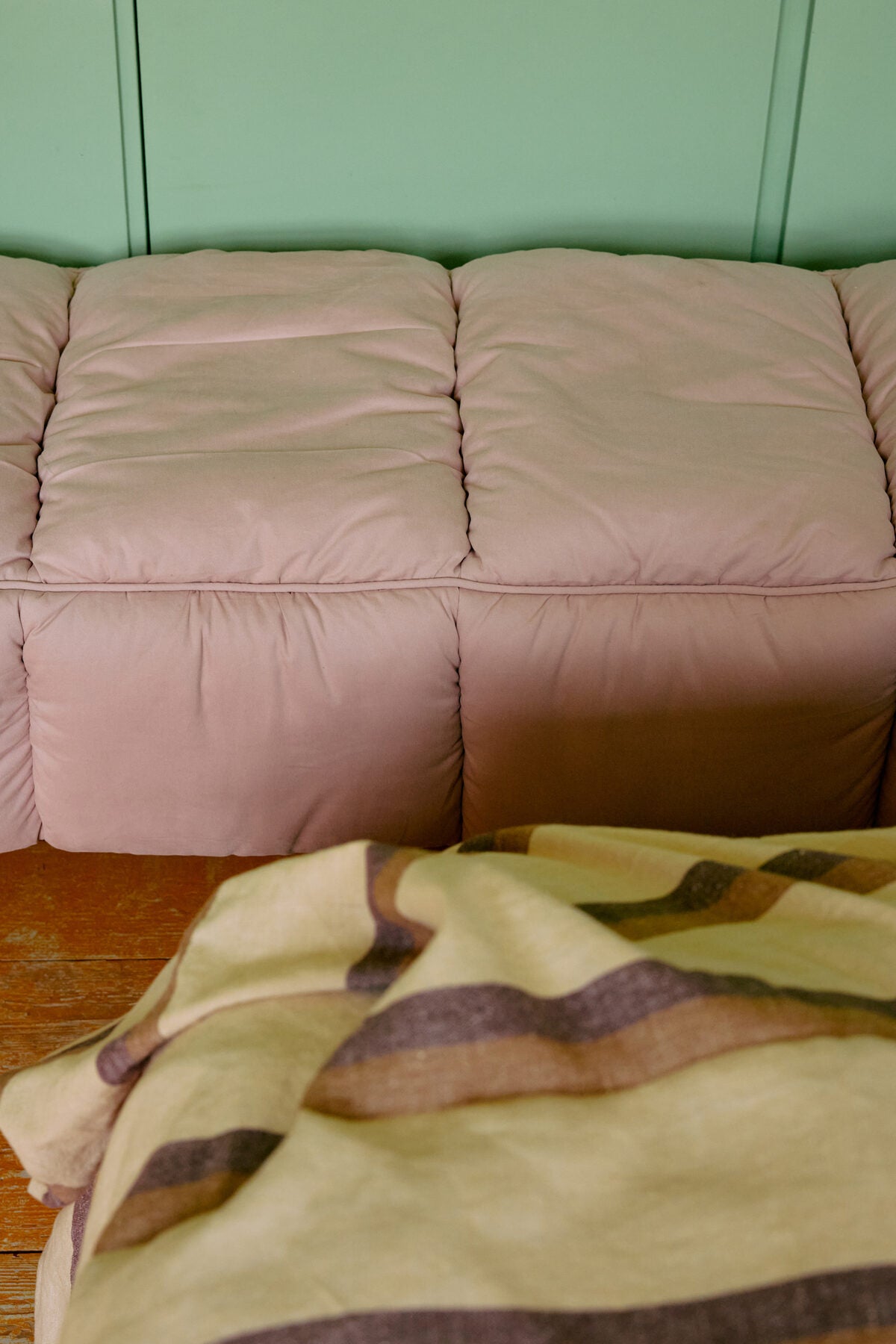 Puffy lobby bench, Blush